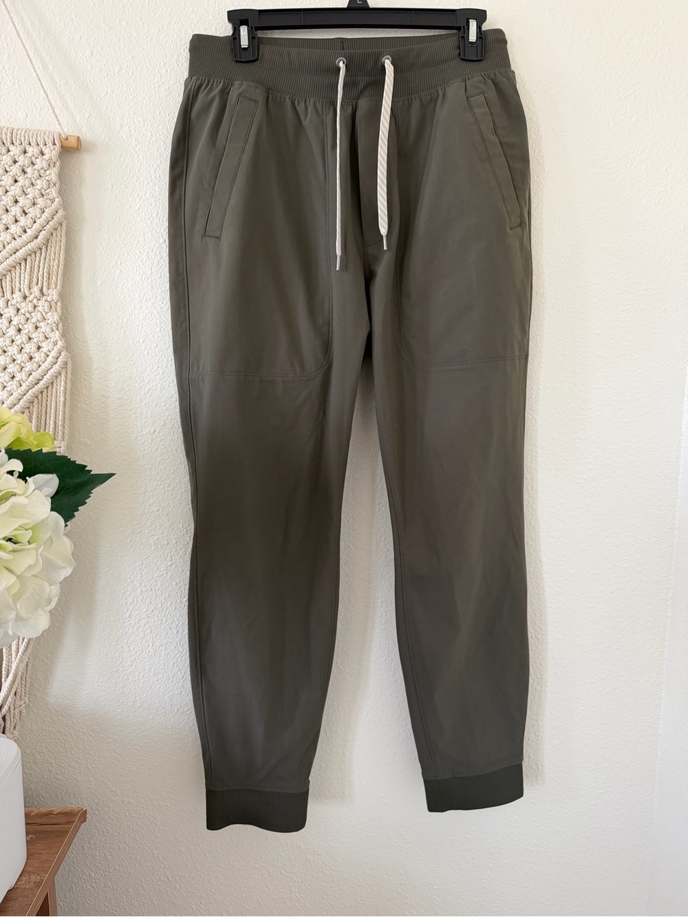 Vuori Meta™ Jogger 27" Men's Olive Green Drawstring Jogger Pants